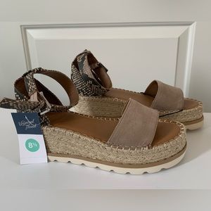 Universal Thread Sandals